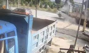Tragic Accident: Car Crashes Under Truck, Killing 7
